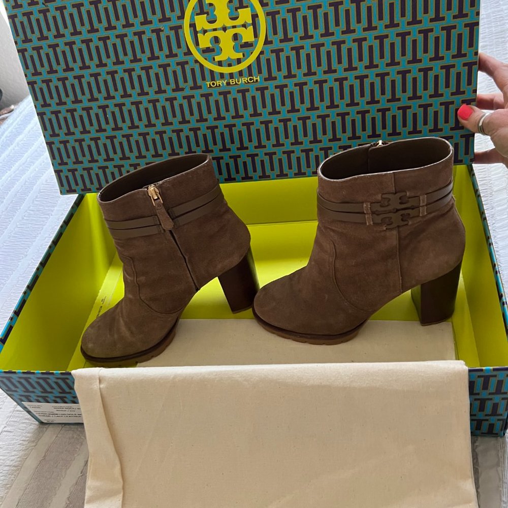 Tory Burch Suede Leather Boots, 8.5. Tan/light brown EXCELLENT w Dust Bag &Box